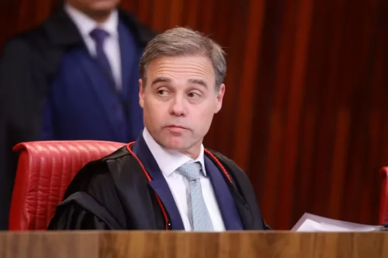 Mendonça nega pedido de Flávio Bolsonaro sobre reajuste do Bolsa Família