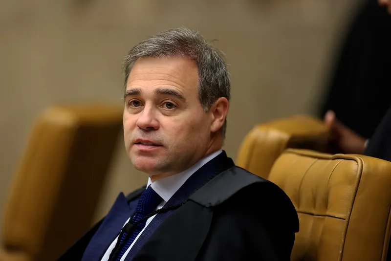 Mendonça tem até hoje para responder a acusações de Moraes