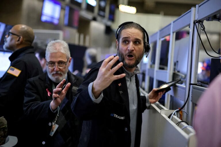 Mercados de NY em queda com petróleo acima de US$ 102 e IA