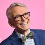Morre Bob Mackie, icônico designer de figurinos aos 87 anos