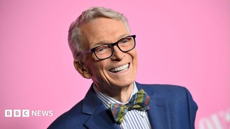 Morre Bob Mackie, icônico designer de figurinos aos 87 anos