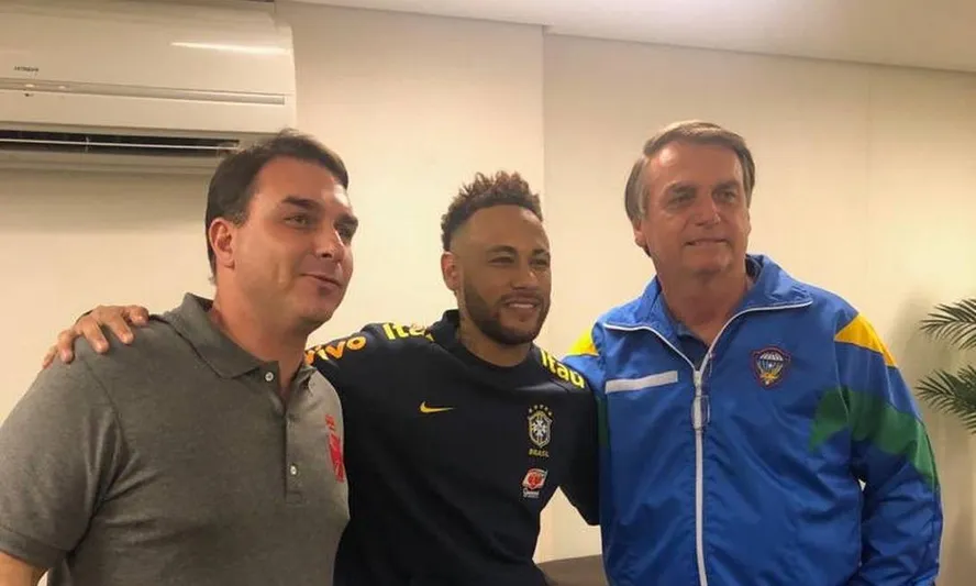 PF revela mensagens de Flávio e Neymar Pai sobre cobrança a Vorcaro