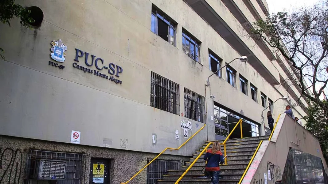 PUC-SP: Estudantes protestam contra cortes em bolsas de estudo
