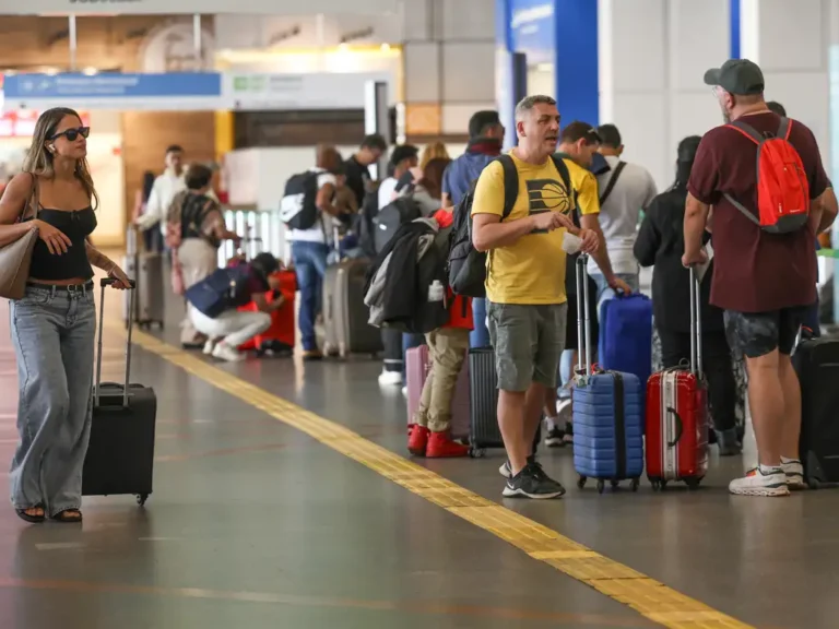 Regras de Indisciplina: Três Passageiros Retirados de Aviões