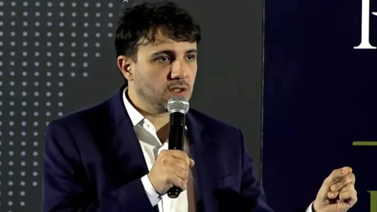 Renan Santos aciona o TSE contra reajuste do Bolsa Família