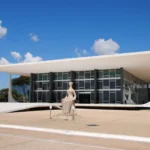 República em Crise: Uma Década de Desafios e Limites Inexplorados