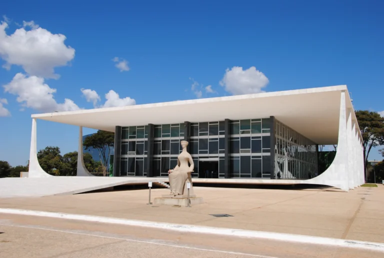 República em Crise: Uma Década de Desafios e Limites Inexplorados