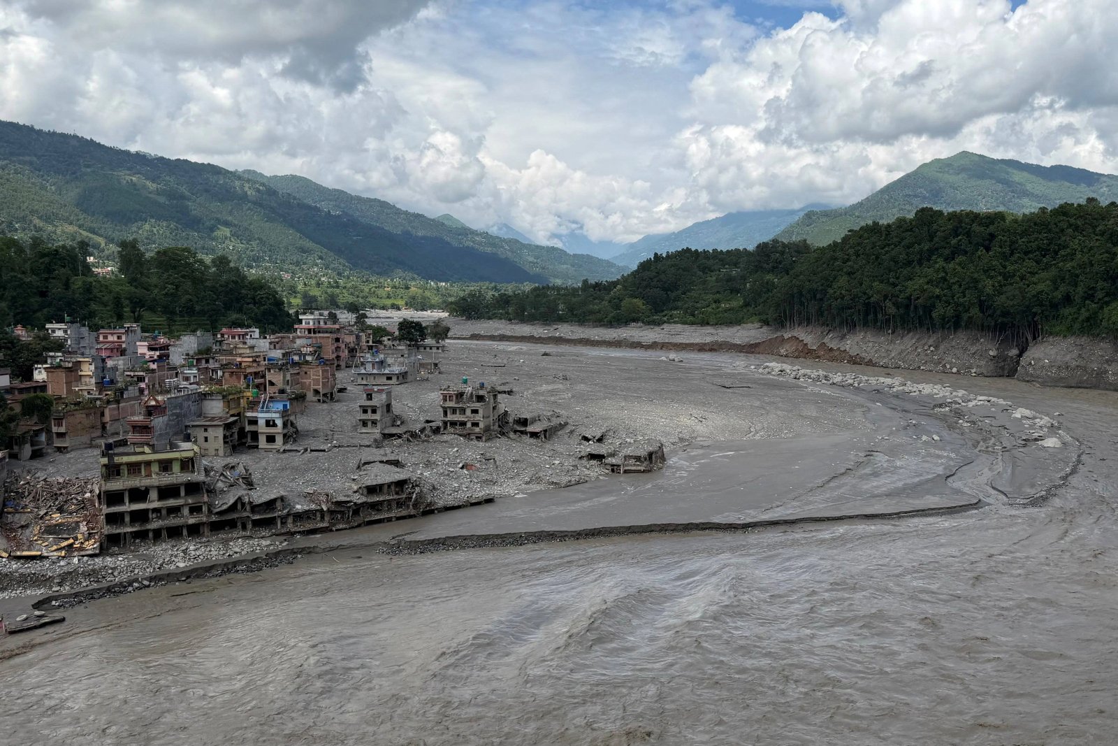 Resgate de duas pessoas em túnel hidrelétrico no Nepal após desastre