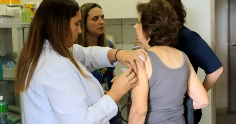 SUS expande vacina Pneumo 20 para idosos acima de 85 anos