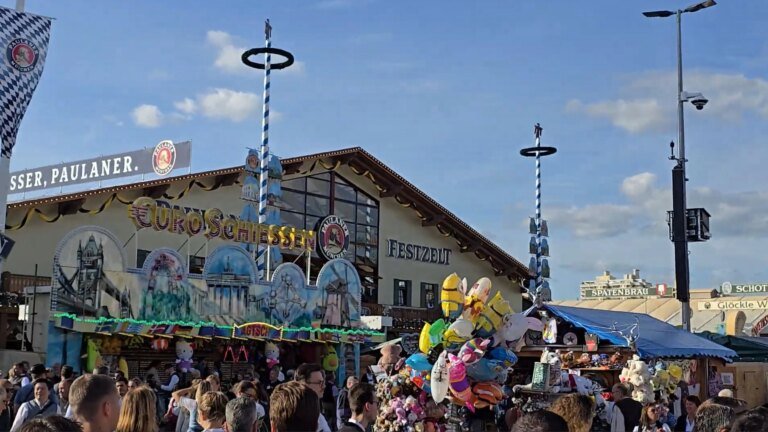 Wiesn-Blick hinter die Kulissen: So sichern Telekom und Co. Empfang