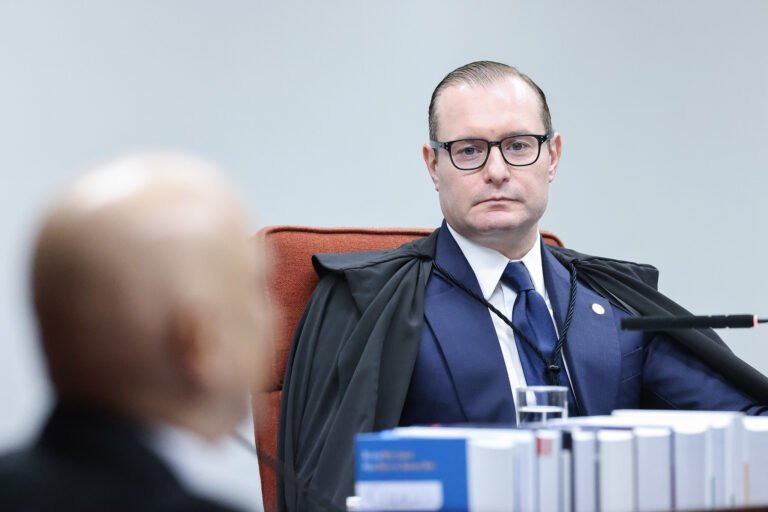 Zanin e Gilmar acessam dados do celular de Vorcaro, após reagirem
