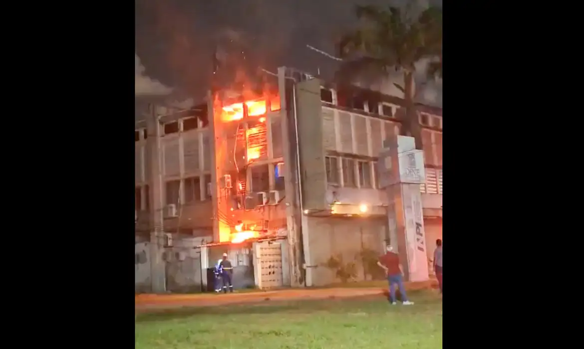 AGU forma equipe para enfrentar incêndio na UFPE com agilidade