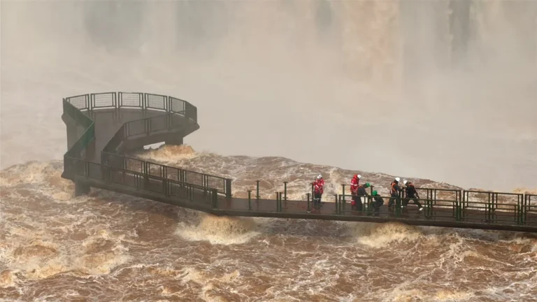 Cheia do Rio Iguaçu: Parque remove grades de passarela das Cataratas