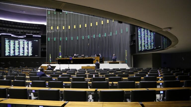 Concurso da Câmara dos Deputados oferece salários de até R$ 32 mil