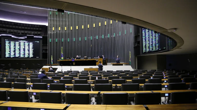Concurso da Câmara dos Deputados oferece salários de até R$ 32 mil