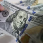 Dólar em queda: eleições e decisão do Fed influenciam mercado