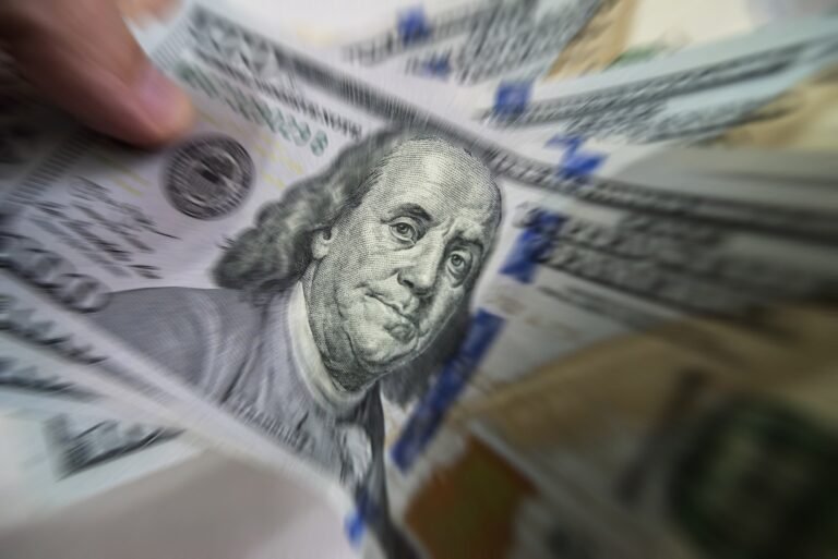 Dólar em queda: eleições e decisão do Fed influenciam mercado