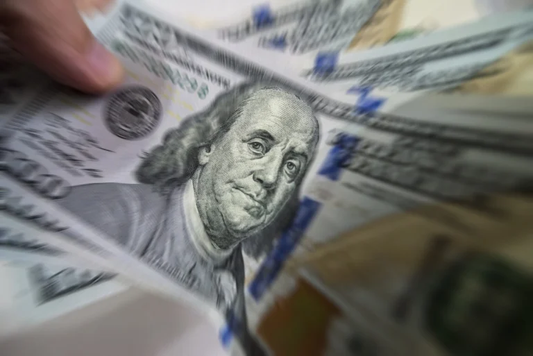 Dólar em queda: eleições e decisão do Fed influenciam mercado