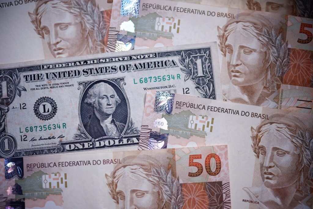 Dólar sobe com atenção ao petróleo e política no Brasil