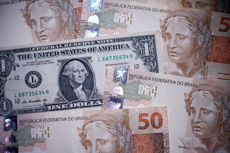 Dólar sobe com atenção ao petróleo e política no Brasil