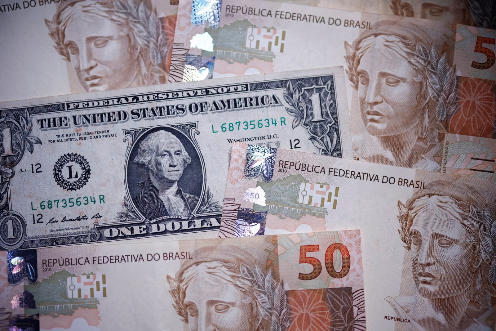 Dólar sobe com atenção ao petróleo e política no Brasil