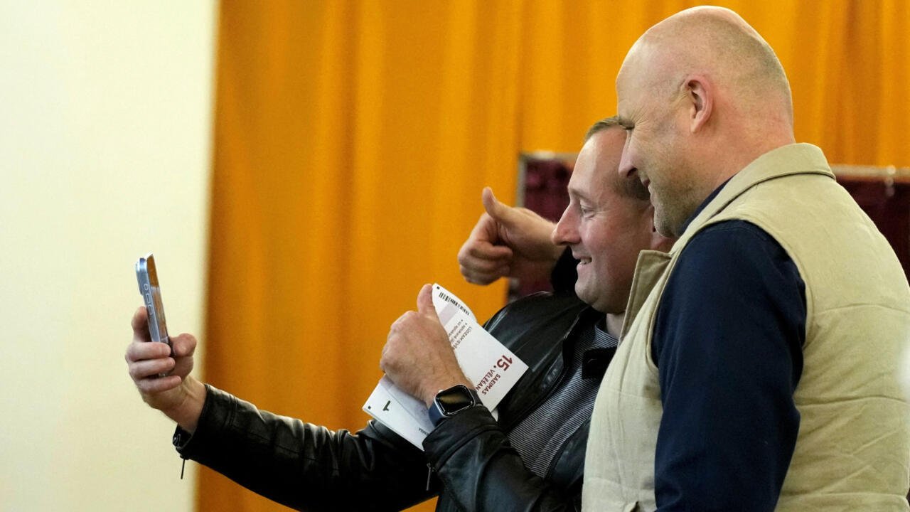 Eleições na Letônia: Partido pró-Ucrânia lidera, aliados em queda