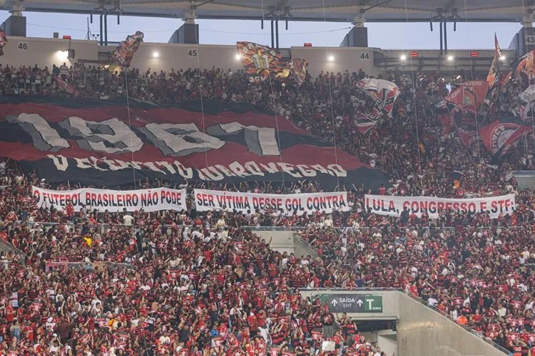 Flamengo e Fluminense se manifestam contra MP das Bets com faixa