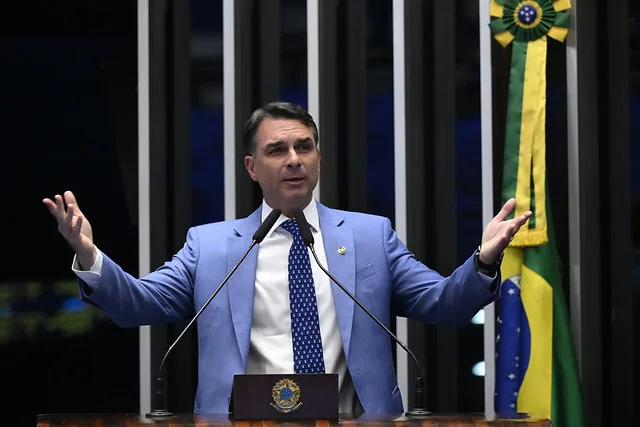 Flávio Bolsonaro chega ao primeiro turno investigado pela PF, com relações com Vorcaro expostas e vice suspeito de estupro