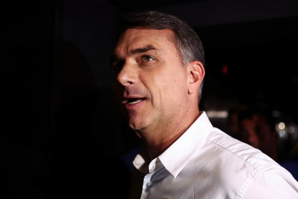 Flávio apoia fim da escala 6×1, mas ignora debates da PEC