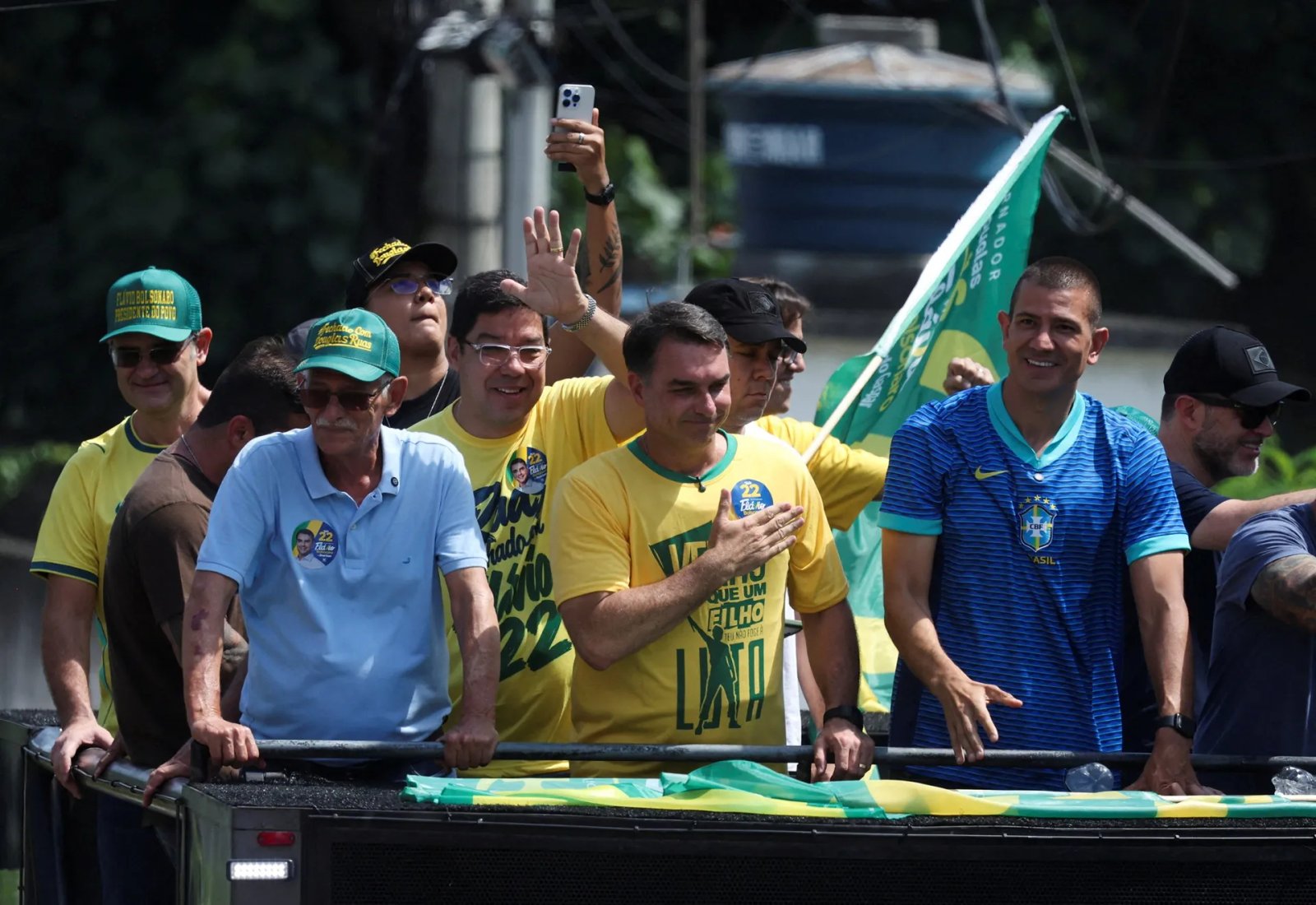 Flávio denuncia 'inimigos mentirosos' em 'guerra espiritual' no Brasil