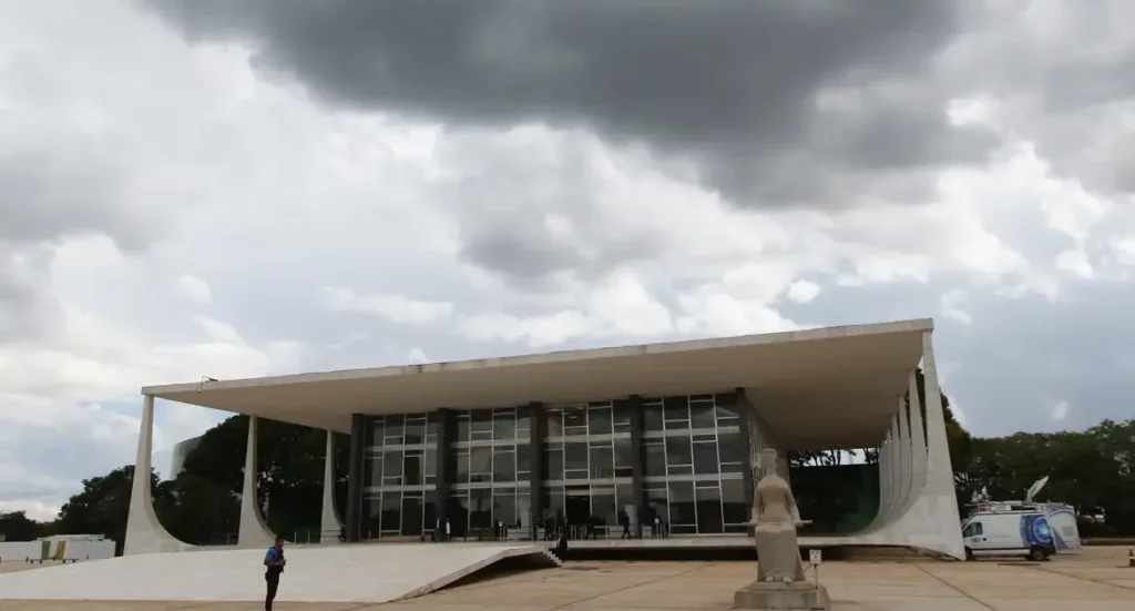 Homem é preso ao tentar inavadir a sede do STF em Brasília