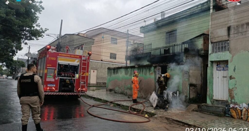 Homem morre carbonizado após incendiar a própria casa e agredir mãe e irmã