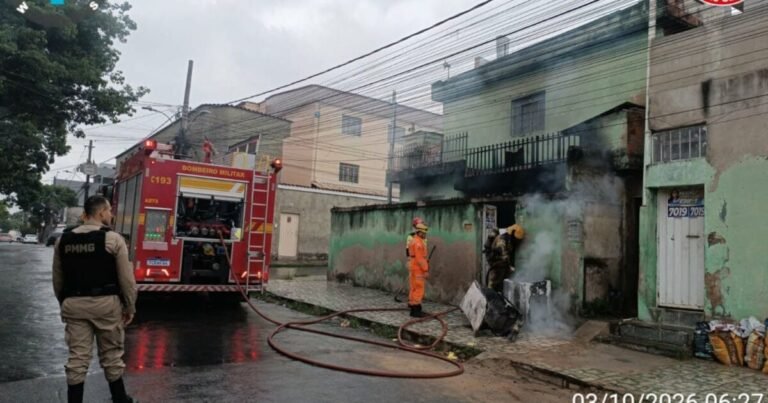 Homem morre carbonizado após incendiar a própria casa e agredir mãe e irmã
