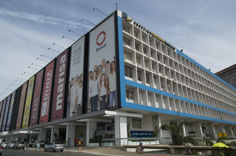 Idoso recebe indenização após queda em estacionamento de shopping no DF