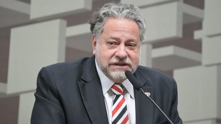 Julio Casares processa Meta por conta do Instagram desativada