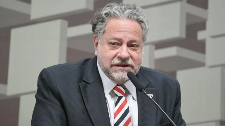 Julio Casares processa Meta por conta do Instagram desativada