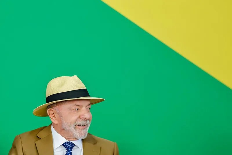 Lula aprova medida que garante afastamento remunerado para vítimas de violência