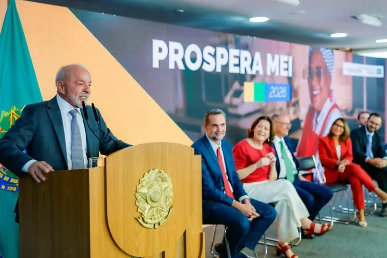 Lula perdoa dívidas de MEIs e apresenta PEC da Tarifa Zero