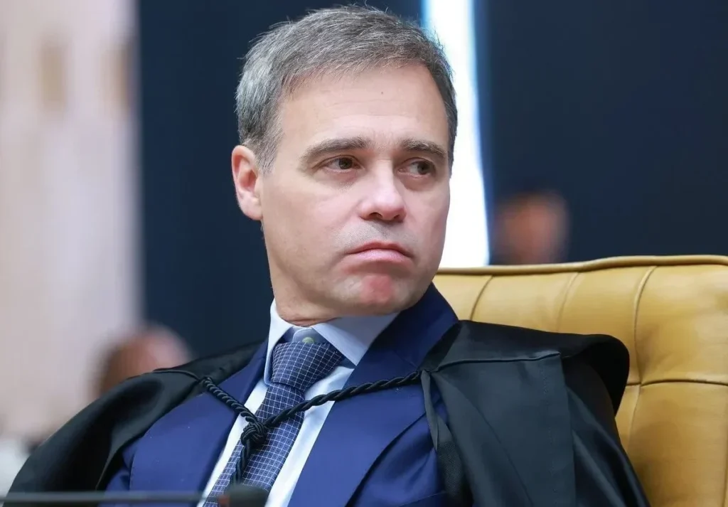 Mendonça rejeita censura e mantém decisão sobre fake news de Flávio