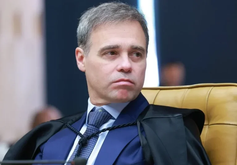 Mendonça rejeita censura e mantém decisão sobre fake news de Flávio
