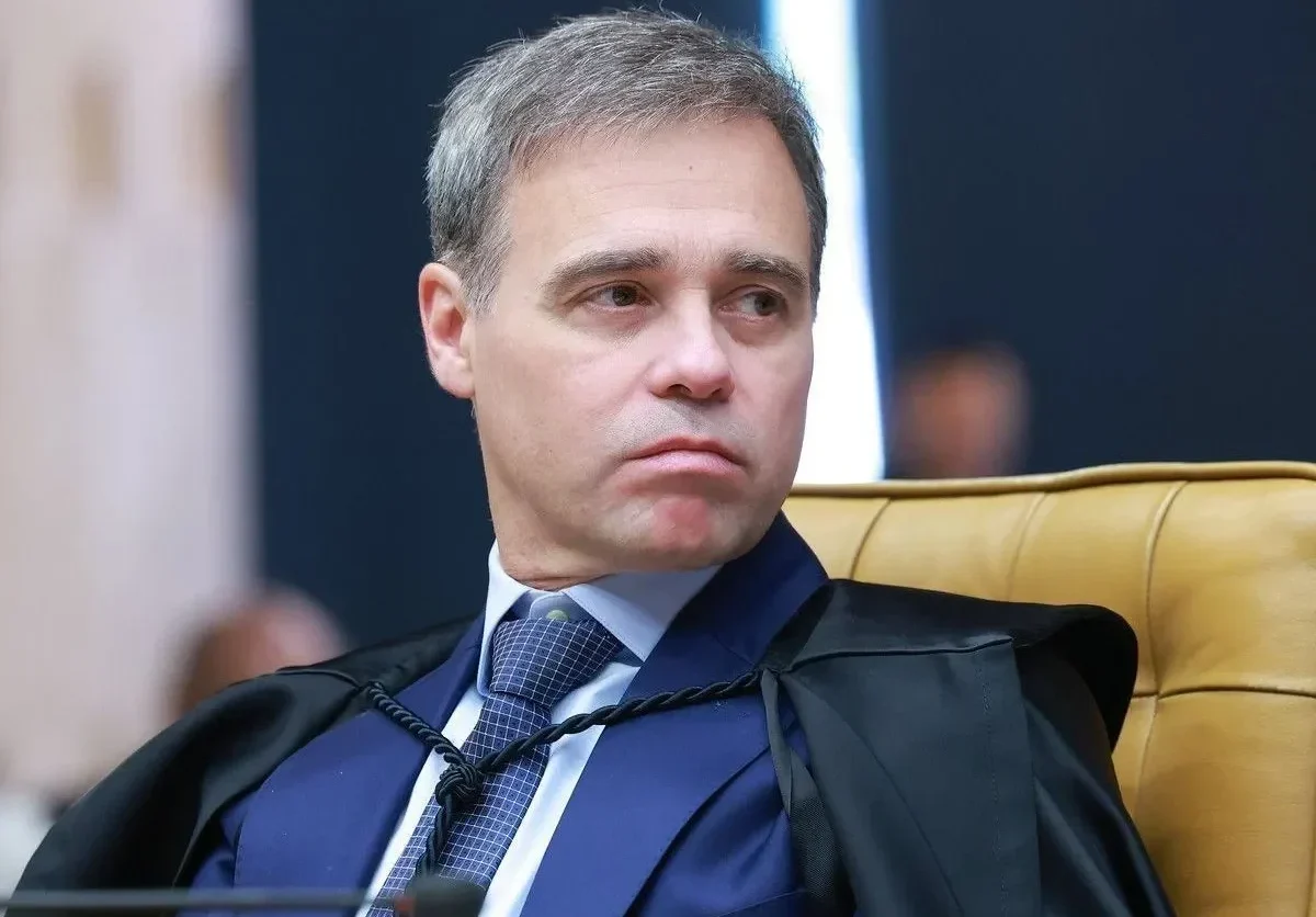 Mendonça rejeita censura e mantém decisão sobre fake news de Flávio