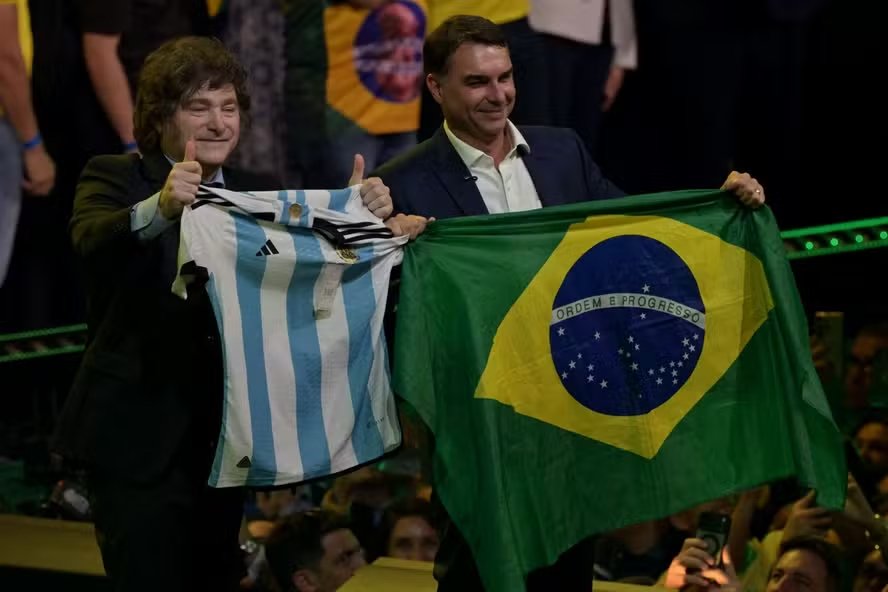 Milei lota redes com manifestações de apoio a Flávio