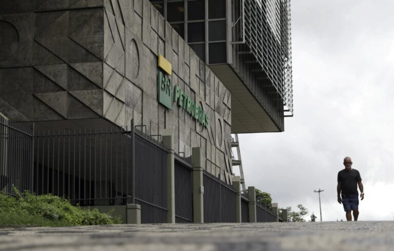 Petrobras e parceiros ganham leilão de petróleo da União