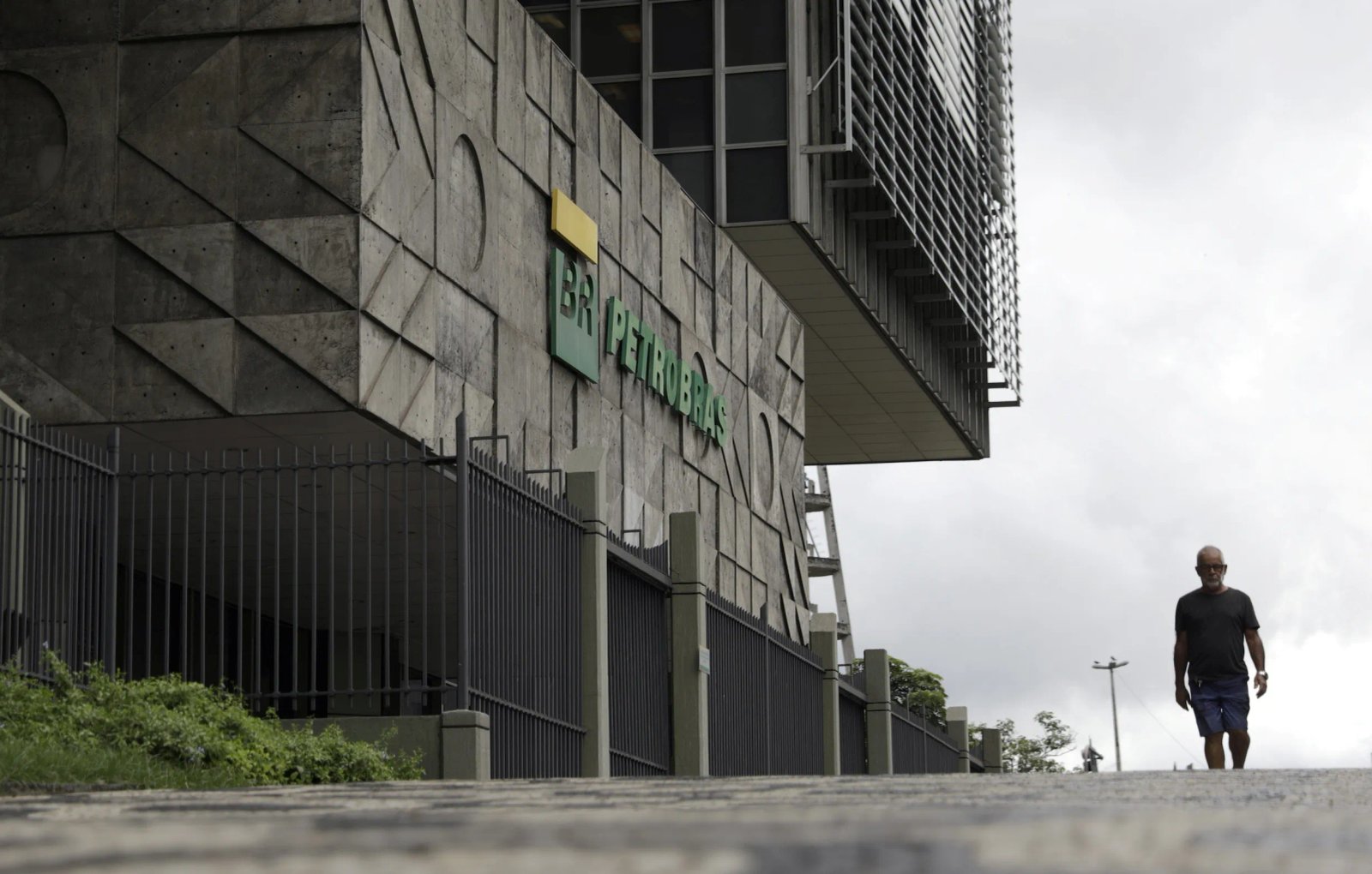 Petrobras e parceiros ganham leilão de petróleo da União