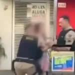 Polícia é flagrada agredindo mulher de 61 anos em BH