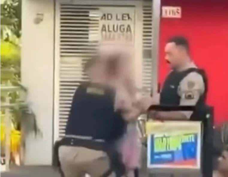 Polícia é flagrada agredindo mulher de 61 anos em BH
