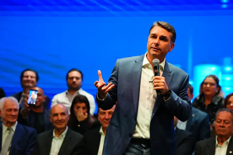 Postura de Flávio Bolsonaro: Impactos emocionais nas mulheres