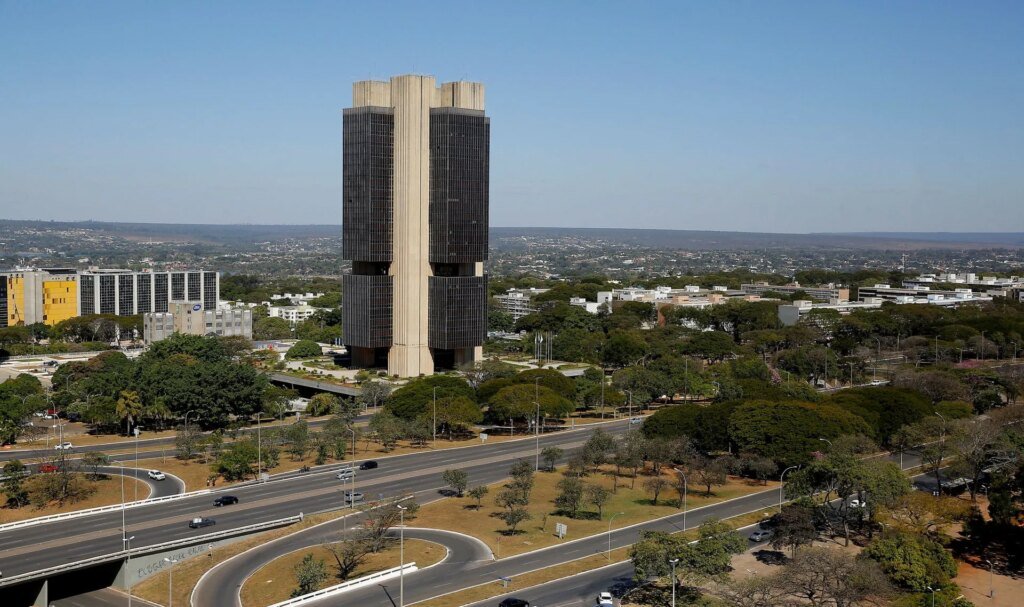Projeção do PIB de 2026 cai enquanto inflação tem alta nas estimativas
