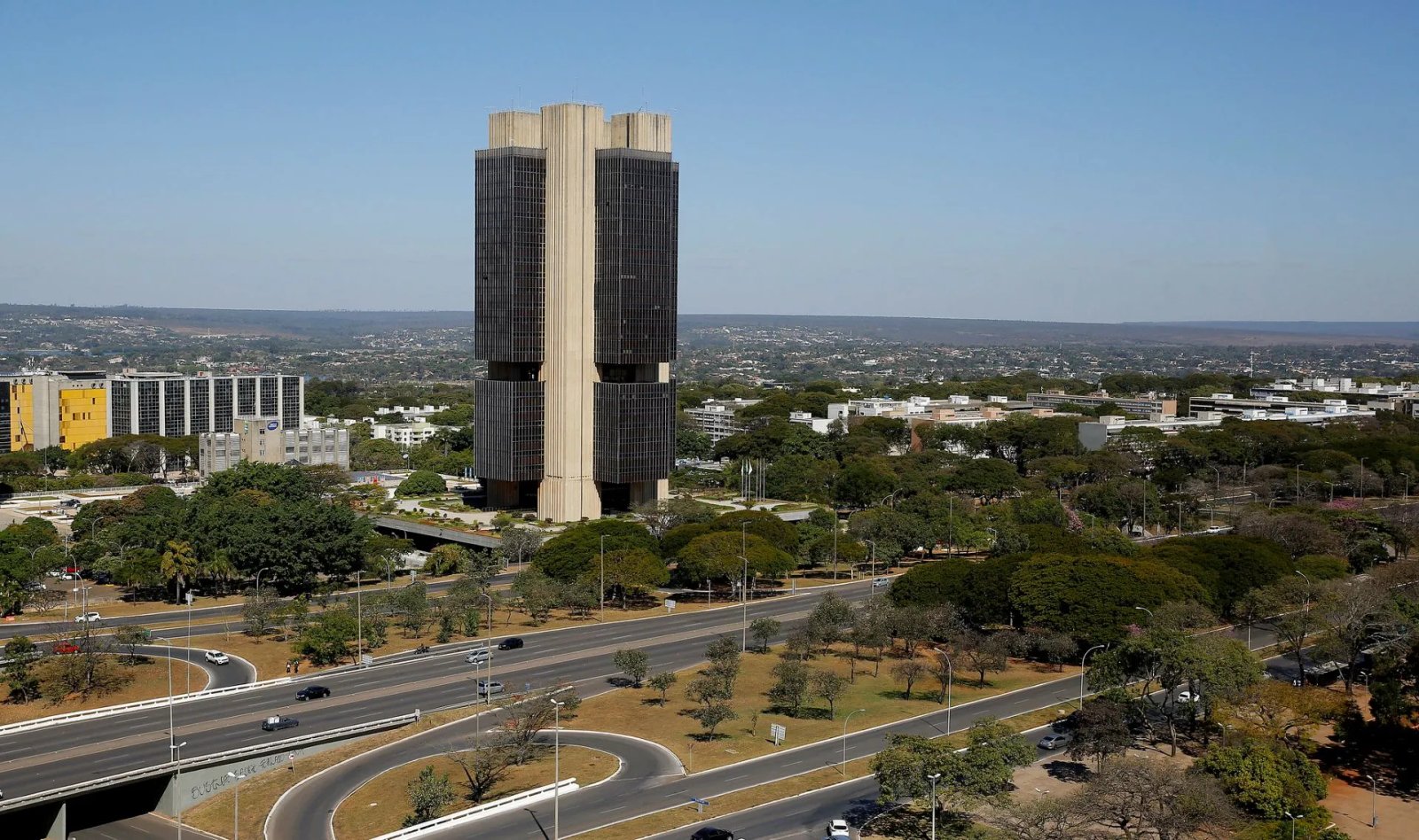 Projeção do PIB de 2026 cai enquanto inflação tem alta nas estimativas