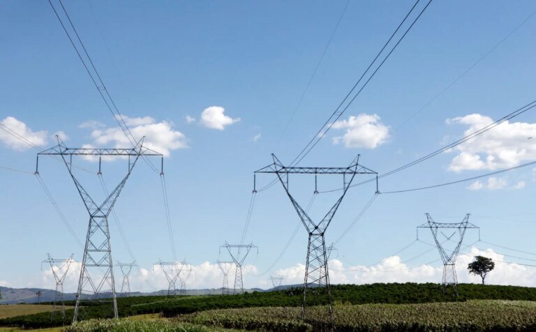 Projeções indicam que energia barata pode conter inflação em outubro
